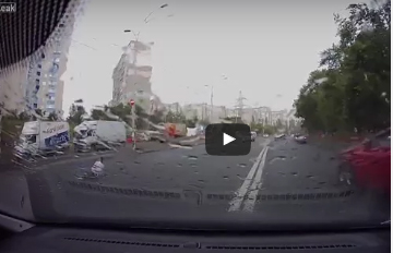 شاهد.. سيارة تقذف سائقها في الهواء دون أن يصاب بأذى