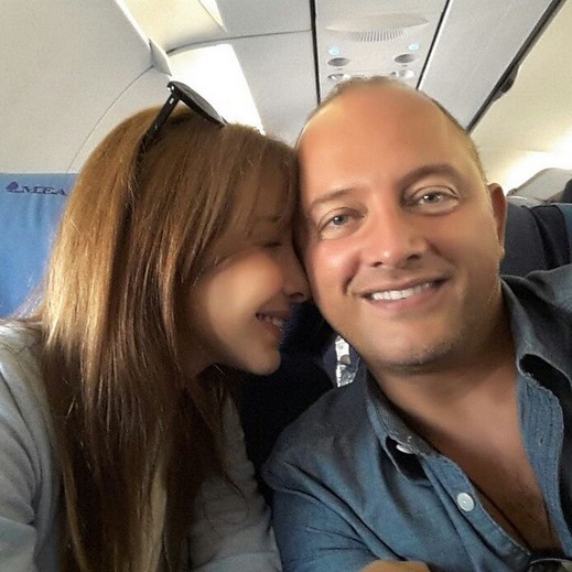 صورة رومانسية تجمع نانسي وزوجها في المطار صورة رومانسية تجمع نانسي وزوجها في المطار