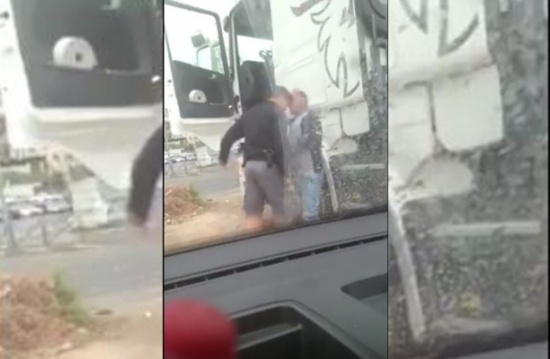 توقيف شرطي إسرائيلي اعتدى بوحشية على مقدسي (فيديو) توقيف شرطي إسرائيلي اعتدى بوحشية على مقدسي (فيديو)