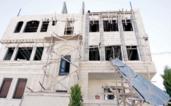 الحكومة توقف العمل بقرار تخفيض رسوم بيع وضريبة العقار