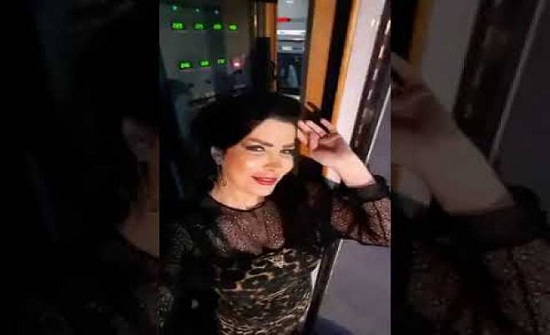 فيديو| انتشار مقطع لمذيعة سوريّة تؤدي وصلة رقص في سيارة البث ..!