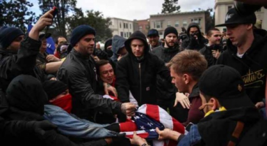 بالفيديو.. مواجهات بين مؤيدين ومعارضين لترامب في عدة ولايات