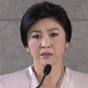 رئيسة وزراء تايلاند .. تبكي: غادروا الشارع!