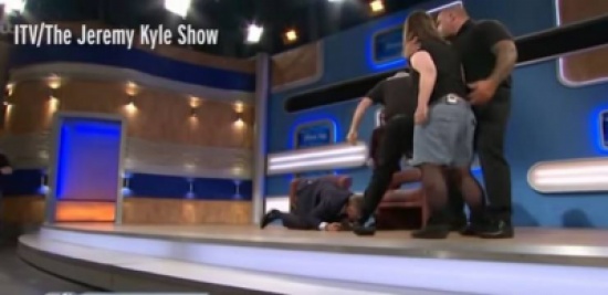 فيديو| هاجمت شقيقتها في بث تلفزيوني مباشر..شاهدوا ماذا حدث!