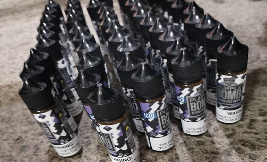 الجمارك تضبط معملاً لصناعة نكهات السجائر الفاسدة