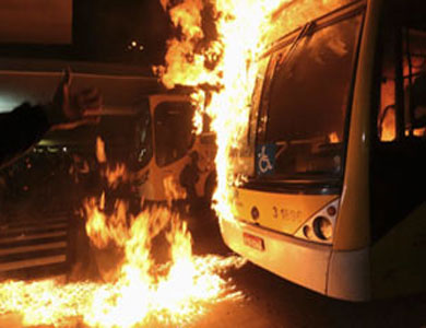 إلقاء ثلاث زجاجات حارقة على حافلة إسرائيلية جنوب الضفة