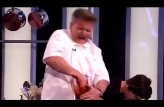 فيديو| طباخ شهير جدا تقطع يده على الهواء مباشرة!