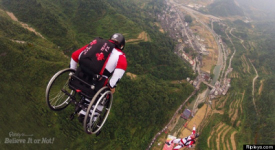 مقعد كندي ينفذ قفزة مظلية بكرسيه المتحرك