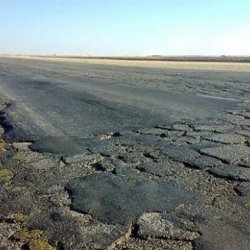 الطفيلة: قرى الثوابية تشكو من تصدعات الطرق بسبب شاحنات الجبس