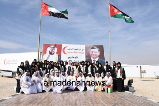 بالصور / وفدٌ تربوي إماراتي يزور المخيم الإماراتي ويهدي الطلبة قصصا ضمن مبادرة" بالقراءة نرتقي سوياً "