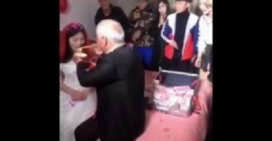 بالفيديو ـ عروس شابة تنسى حزنها بمجرد رؤية أموال عريسها العجوز !! بالفيديو ـ عروس شابة تنسى حزنها بمجرد رؤية أموال عريسها العجوز !!