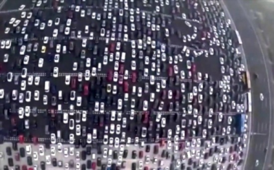 هل هذا أكبر ازدحام مروري في العالم ؟! - فيديو