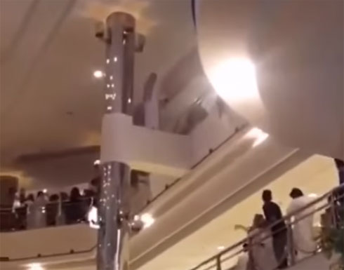 بالفيديو.. سعودي يحاول الانتحار في مركز تجاري شهير