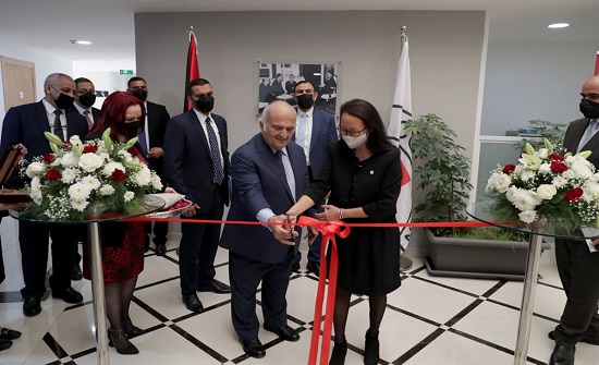 الأمير الحسن يفتتح المقر الجديد للصليب الأحمر في عمان الأمير الحسن يفتتح المقر الجديد للصليب الأحمر في عمان
