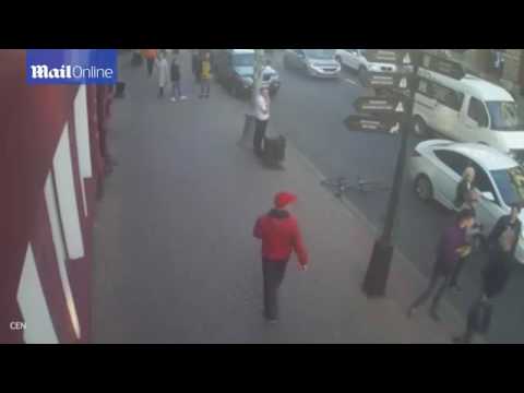 سائقا دراجة يتحرشان بامرأة تقود سيارة.. فكان جزائهما سريعا “شاهد”
