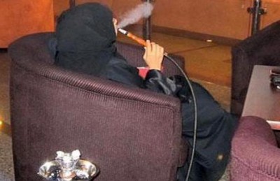 السعوديات أكثر تدخينا للشيشة من الرجال