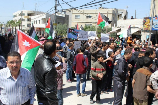 بالصور .. إربد : الحراك ينتقد النواب والحكومة في مسيرة " اصرار 16 "