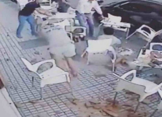 فيديو: وجبة تعرض زبائن مطعم لحادث مفاجئ