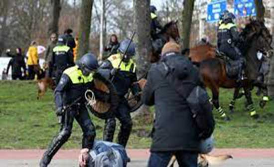 الشرطة الهولندية تستخدم خراطيم المياه لتفريق المحتجين على الإغلاق .. بالفيديو