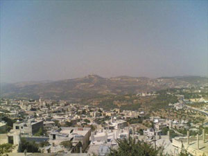 أبناء الطوائف المسيحية يؤمون كنيسة الجبل في عنجرة لأداء الحج المسيحي