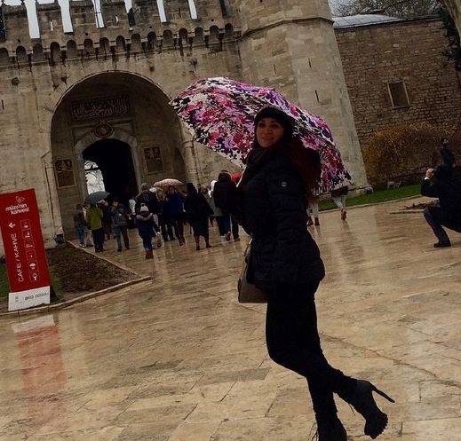 بالصور: ديانا حداد تستمتع بشتاء تركيا مع بناتها