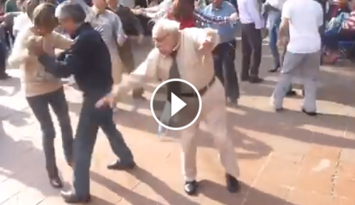 ولعت مع الحج .. فيديو طريف لمسن يرقص