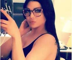 هيفا وهبي تلتقط سيلفي أمام المرآة هيفا وهبي تلتقط سيلفي أمام المرآة