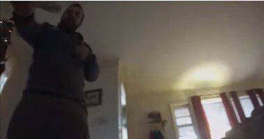 شاهد.. رجل يضع كاميرا في رقبة كلبه ليراقب تصرفاته