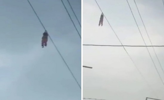 شاهد.. طفل يتعلق في الهواء بأسلاك كهربائية عن طريق الخطأ في اندونيسيا شاهد.. طفل يتعلق في الهواء بأسلاك كهربائية عن طريق الخطأ في اندونيسيا