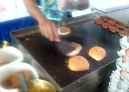 طباخ يجهز البرجر بالبيض