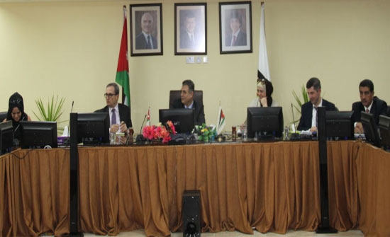 رئيس جامعة البلقاء التطبيقية يكرم الطالبه سجى الصليبي رئيس جامعة البلقاء التطبيقية يكرم الطالبه سجى الصليبي