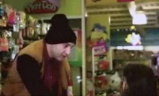 فيديو| حاول خطف طفلة أضاعت والدتها... كيف تصرّف المارة؟