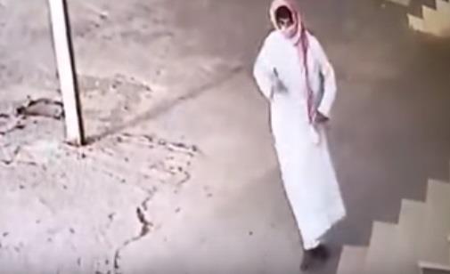 بالفيديو.. رد فعل لص اكتشف كاميرا مراقبة لدى سرقته منزل