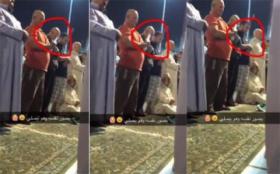 يلتقط "سيلفي" أثناء أدائه صلاة التراويح .. فيديو