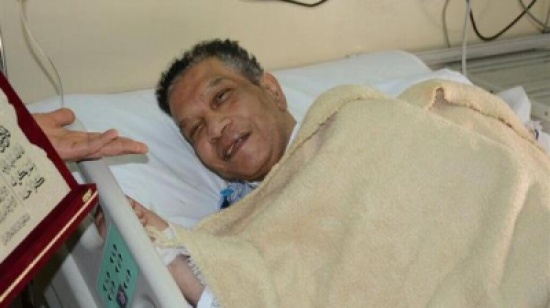 موجة تعاطف مع صورة الفنان محمد شرف على سرير المرض موجة تعاطف مع صورة الفنان محمد شرف على سرير المرض