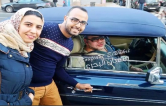 الملك المغربي يستجيب لطلب شاب وخطيبته ويوقف سيارته ليلتقط سيلفي معهما… فيديو الملك المغربي يستجيب لطلب شاب وخطيبته ويوقف سيارته ليلتقط سيلفي معهما… فيديو