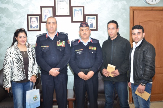 تكريم وافدين حصلا على مبلغ مالي وقاما بتسلميه لمركز أمني تكريم وافدين حصلا على مبلغ مالي وقاما بتسلميه لمركز أمني