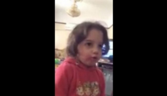 مقطع طريف لطفلة تبرر لأمها كيف وصل "الروج" لوجهها