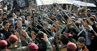 أنصار النهضة بتونس يتظاهرون رافعين أعلام القاعدة أنصار النهضة بتونس يتظاهرون رافعين أعلام القاعدة