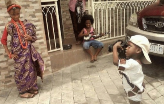 طفل بعمر 3 أعوام يحترف التصوير " صور "