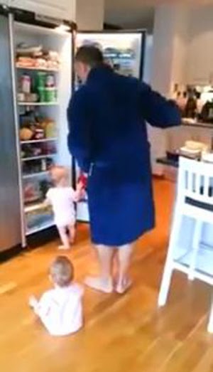 ثلاجة تفتح معركة كوميدية بين أب وطفليه التوأم