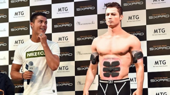 شاهد.. دهشة كريستيانو رونالدو لرؤية توأمه الآلي