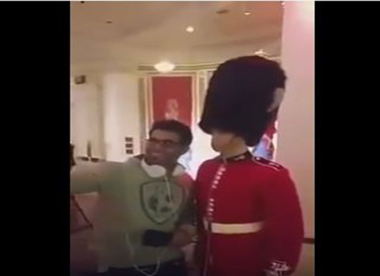 بالفيديو: رد فعل أحد حراس الشرف البريطاني حاول سائح لمسه