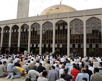 "الإيكونوميست": عزل المسلمين في بريطانيا يهدد المجتمع