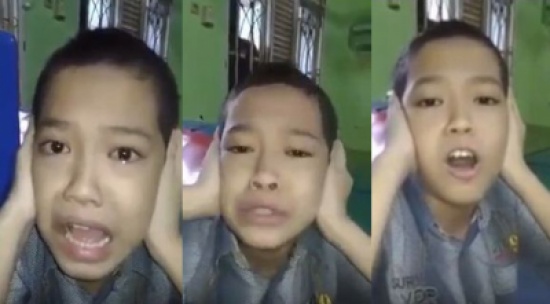 شاهد.. طفل صيني يذرف الدموع متأثراً أثناء رفعه الأذان