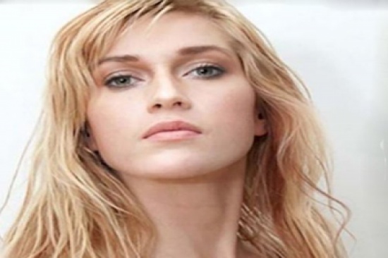 صور: أجرت 18 عملية تجميل فأصبحت هكذا