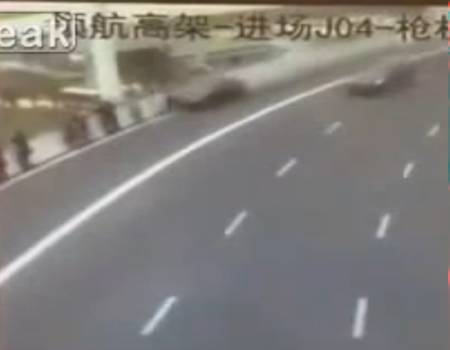 بالفيديو.. سيارة طائشة تدهس 9 أشخاص