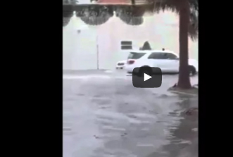 شاهد.. شباب يتعاملون مع أمطار جدة بطريقتهم الخاصة