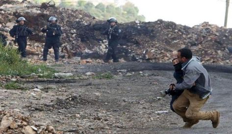 بالفيديو.. شجاعة فلسطيني انقذ طفلا تُشعل مواقع التواصل الاجتماعي بالفيديو.. شجاعة فلسطيني انقذ طفلا تُشعل مواقع التواصل الاجتماعي