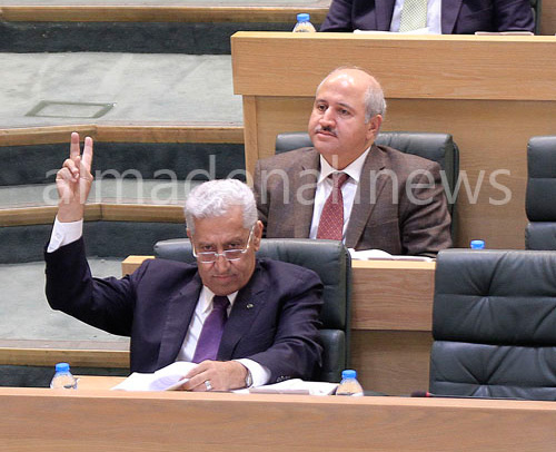 توتر في مجلس النواب ... مطالب برحيل النسور ورفع الجلسة المسائية 30 دقيقة